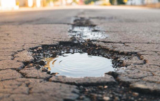 AdobeStock_1504729146 Asphaltschäden Boden