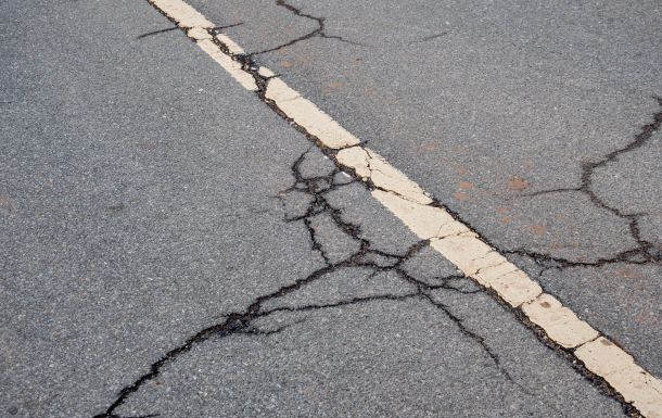 AdobeStock_318253950 Asphaltschäden Boden